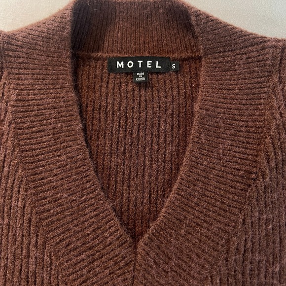 Motel Brown Fuzzy V-Neck Cropped Sweater Size Small Soft Knit Pullover Cozy Fall - Picture 2 of 6